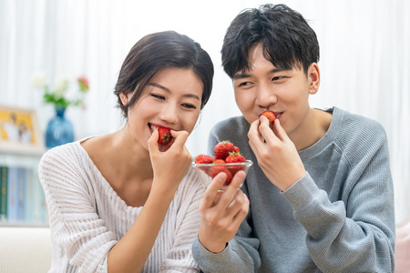 情侣吸草莓图片