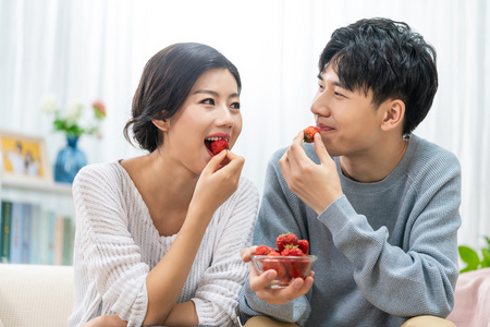 情侣吸草莓图片
