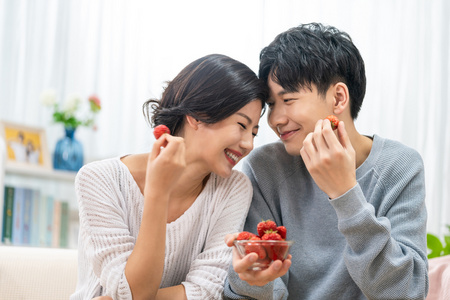 情侣吸草莓快乐的年轻情侣照片