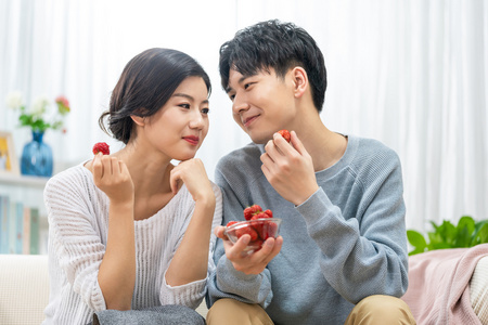 情侣吸草莓图片