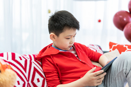 小男孩使用平板电脑照片