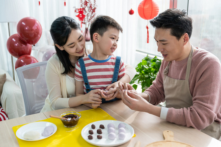 一家人吃元宵照片图片