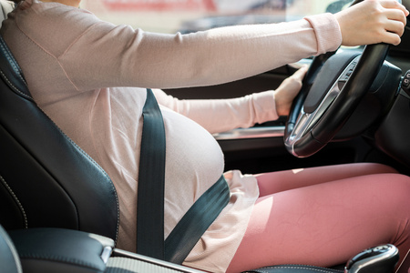 快乐的孕妇开车照片