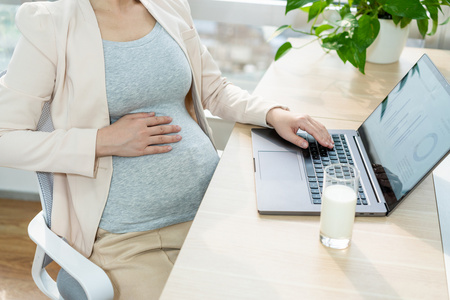 工作中的孕妇工作中的孕妇工作中的孕妇工作中的孕妇工作中的孕妇工作