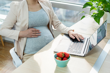 工作中的孕妇工作中的孕妇