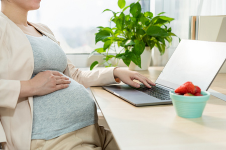 工作中的孕妇照片