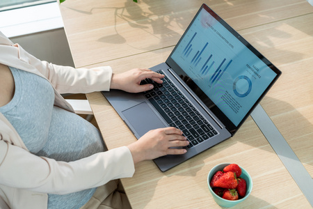 工作中的孕妇照片