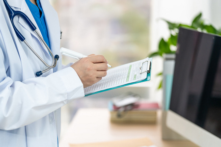 医生看病历图片