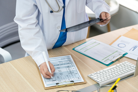 医生写病历照片