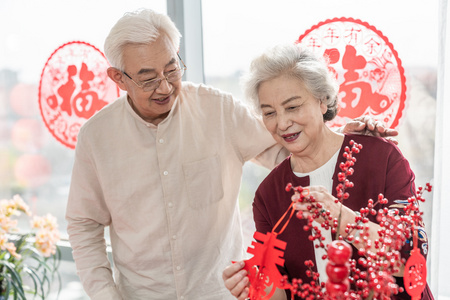 新年拿着灯笼的小朋友图片