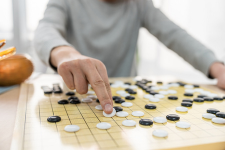 一个年轻男人在下棋照片