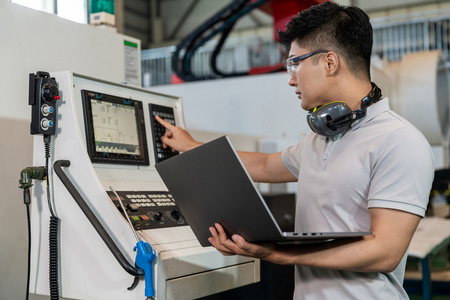 亚洲工程师看电脑图片