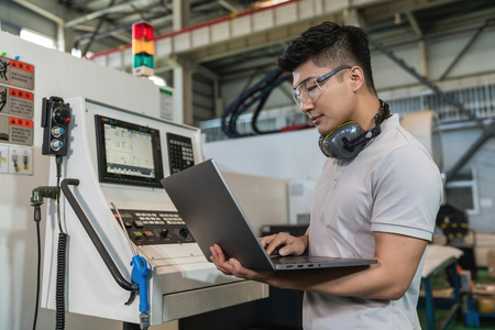 亚洲工程师看电脑图片