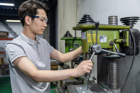 工程师在工厂工作照片