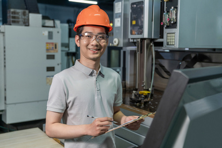 工程师在工厂工作照片