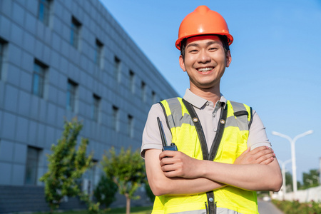 在午夜新年康塞普两个双的行球形的滚筒举止三个工程师穿保护工作服