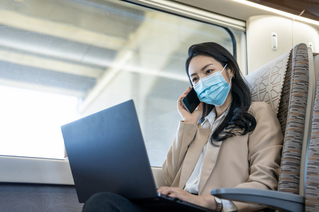 白领口罩商务女士戴口罩乘坐地铁办公照片