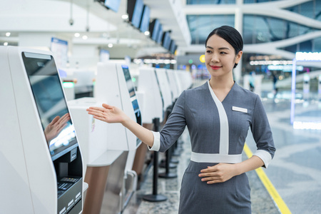 微笑的空姐展示自助值机照片