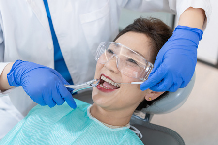 医院治病患者在牙科诊所治病照片