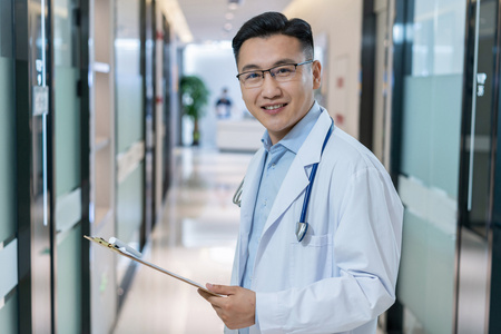 年轻男医生在诊所照片