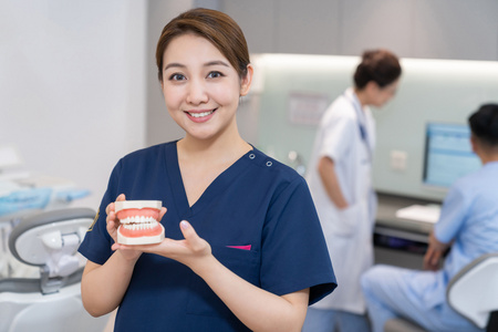 医生在牙科诊所老年男人与牙科医生老年女人与家庭医生医生和患者在