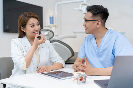 牙齿保持器图片