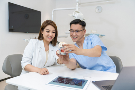 医患沟通医生和患者在牙科诊所照片