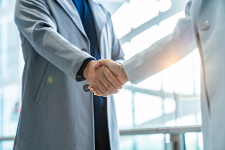 洽谈握手图片-洽谈握手素材-洽谈握手插画-摄图新视界