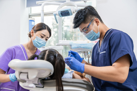 牙科医生给小女孩治疗照片