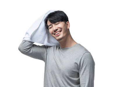 人物闭眼年轻男子在用毛巾擦头发照片