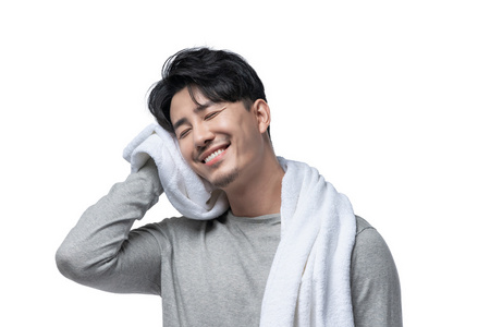 的女人和黑暗的头发采用l采用gerie和黑的擦靴人妈妈洗完澡后给婴儿擦