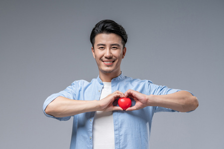 男人比心棚拍年轻男子照片