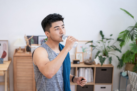 年轻男子在家健身照片