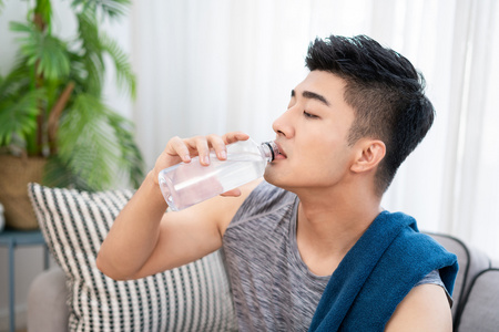 年轻男子在家健身照片