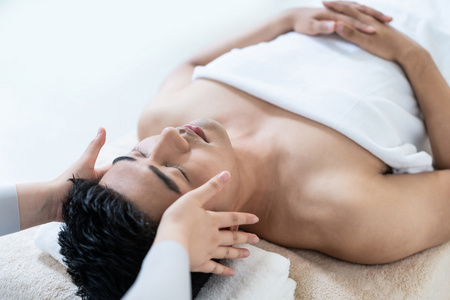 年轻男子在美容院按摩照片