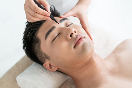 年轻男子在美容院医美护肤年轻男子在美容院医美护肤男士医美一个正在