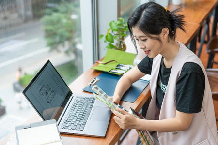 年轻女子使用笔记本电脑照片