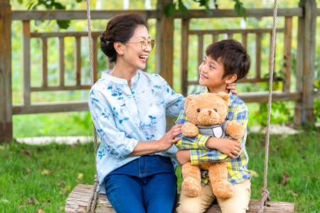 快乐的祖孙照片