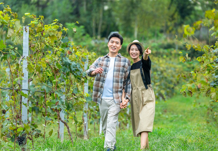 快乐的年轻夫妻照片