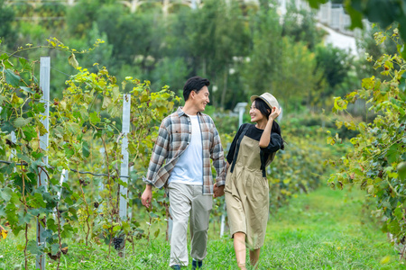 快乐的年轻夫妻照片