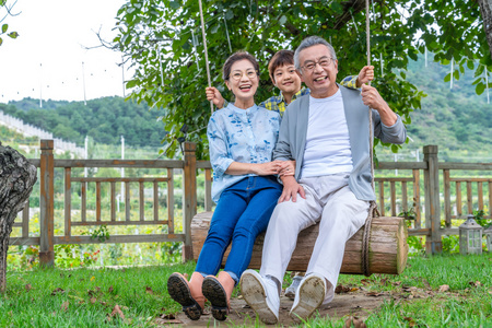 快乐的祖孙照片