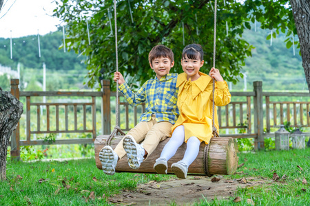 两小孩图片大全可爱图片