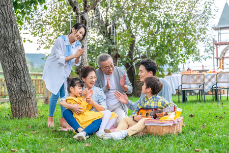 快乐的全家人照片