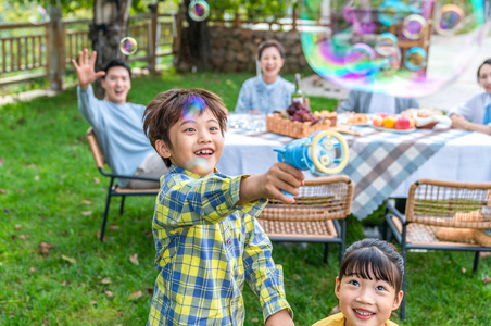 全家人在野餐