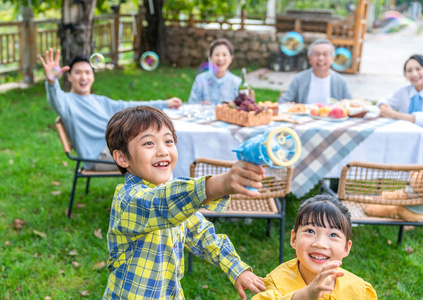 全家人在野餐