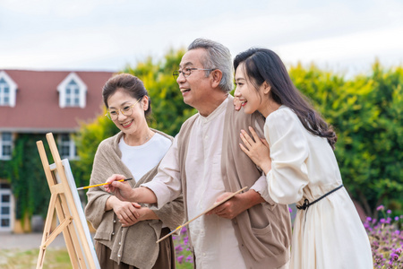 一家人在画画照片