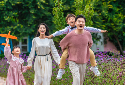 快乐的年轻家庭照片