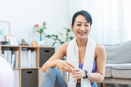 年轻女子在家健身