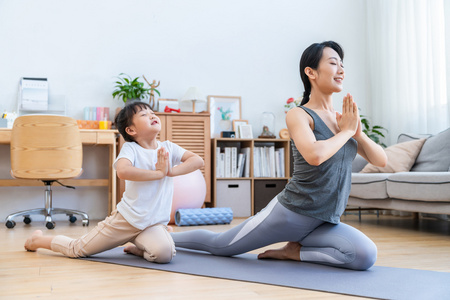 亲子瑜伽照片