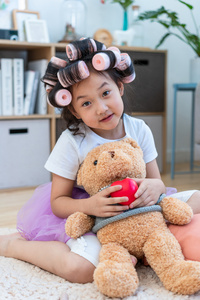 女孩给小熊化妆照片